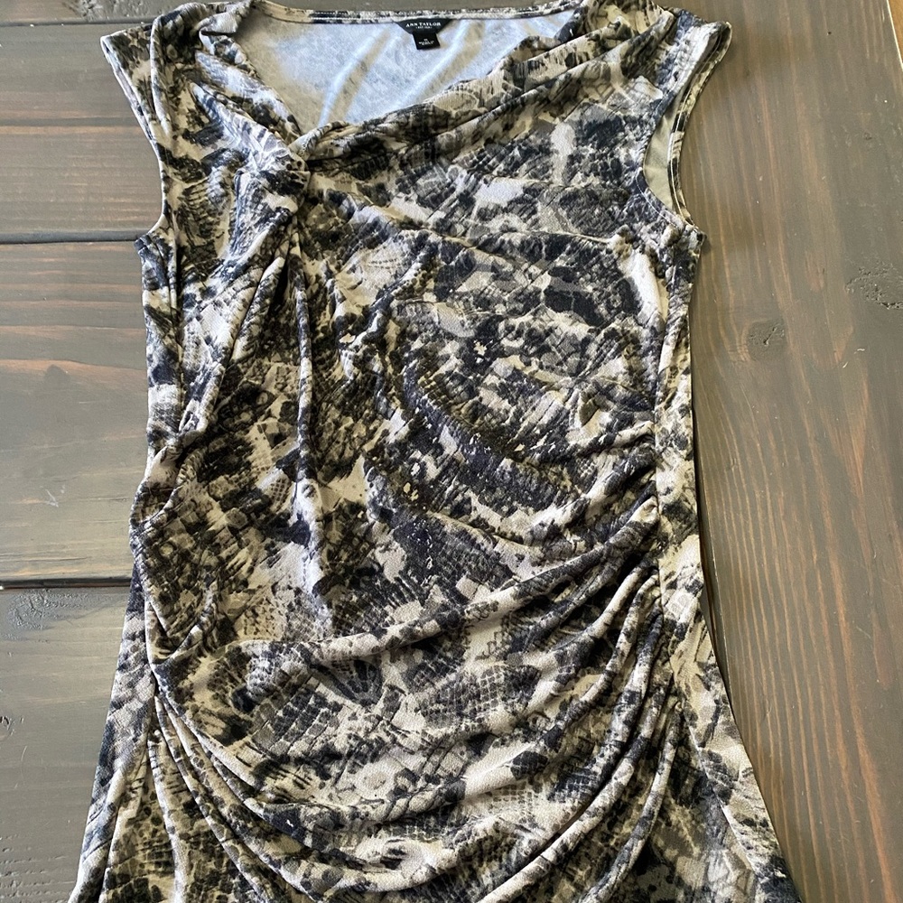 Gorgeous black and cream top